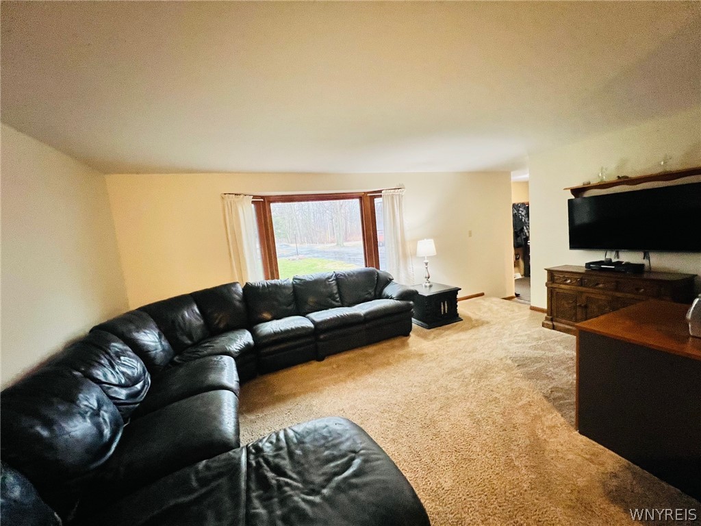 7370 Delamater Road Evans, NY 14047 - Photo 12 of 39 Living room