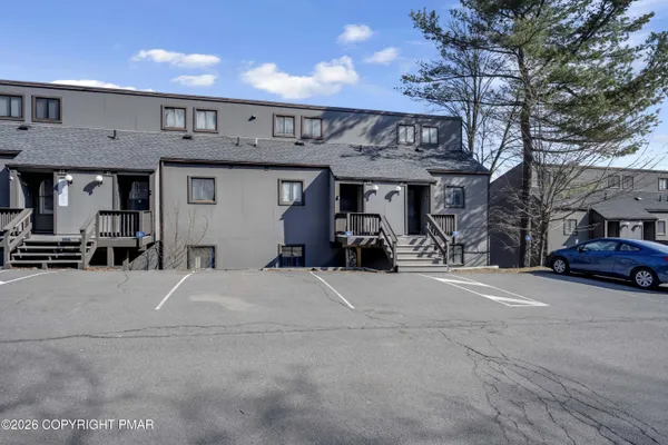 $289,000 | 19 Middle Village Way, Tannersville, PA 18372