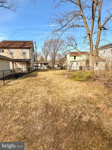 a view of a yard with a house