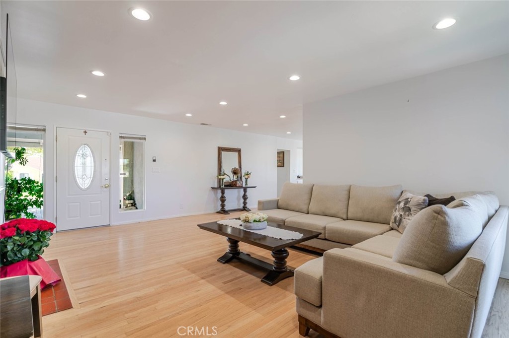 801 Stephen Road Burbank, CA 91504 - Photo 7 of 35