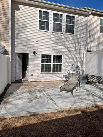 a view of a house with backyard
