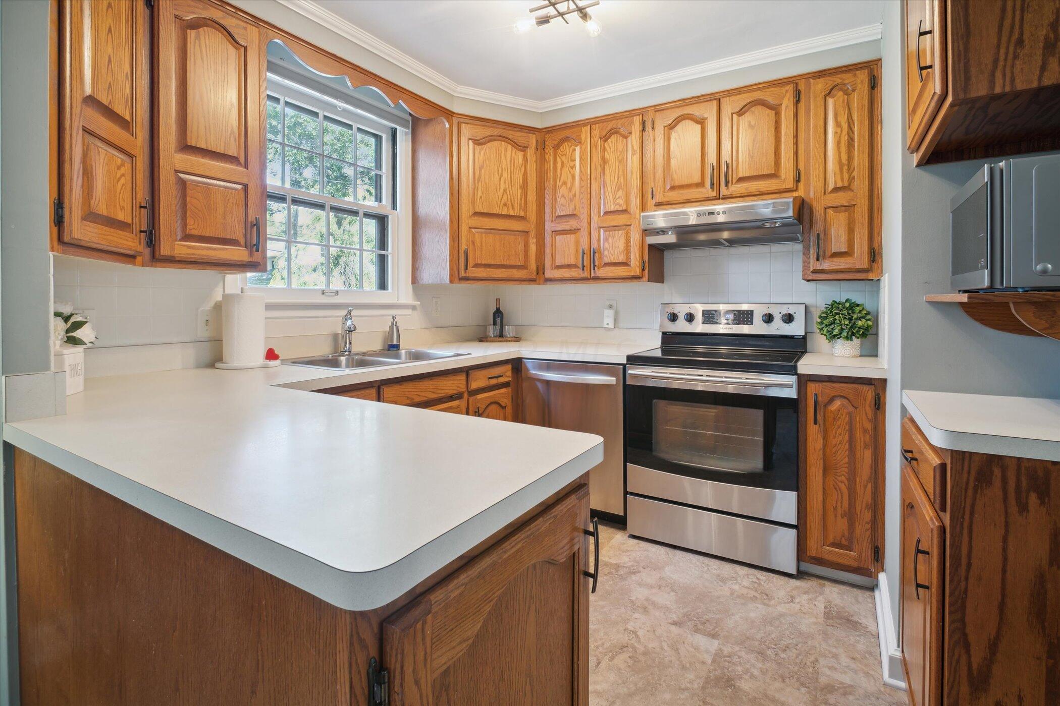 100 Winthrop Road Columbus, OH 43214 - Photo 12 of 35 Winthrop Kitchen 2
