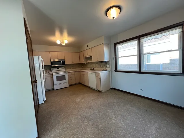 $2,700 | 5635 West Montrose Avenue, Unit 2, Chicago, IL 60634