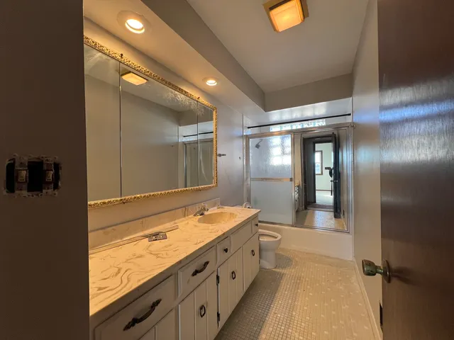 $2,700 | 5635 West Montrose Avenue, Unit 2, Chicago, IL 60634