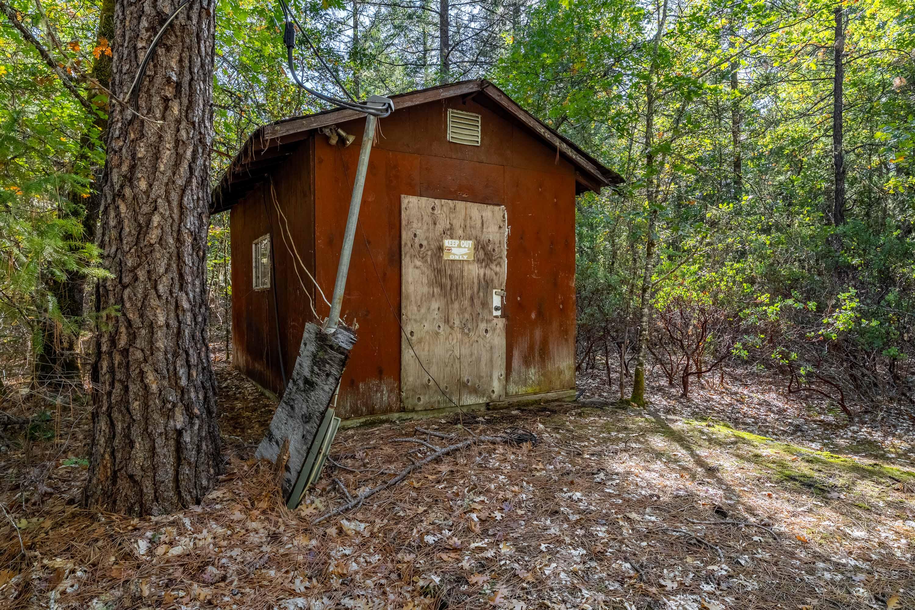 305 Floyd Lane Cave Junction, OR 97523 - Photo 3 of 10 Well house