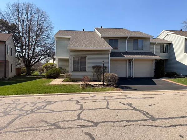 $245,000 | 772 Colorado Court, Unit 772, Carol Stream, IL 60188