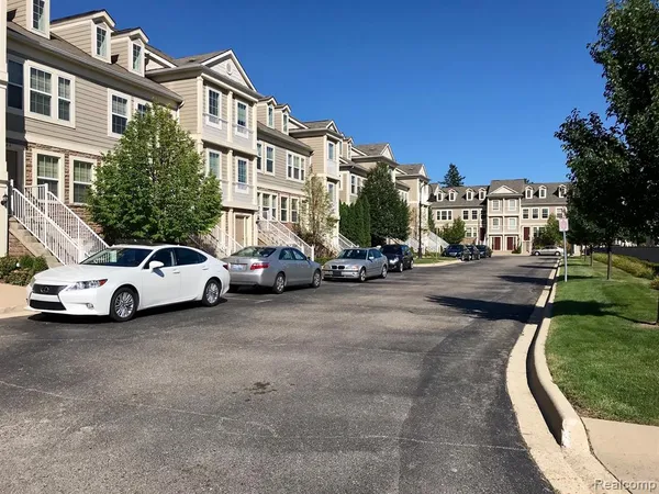 $1,925 | 1089 Foxboro, Troy, MI 48083