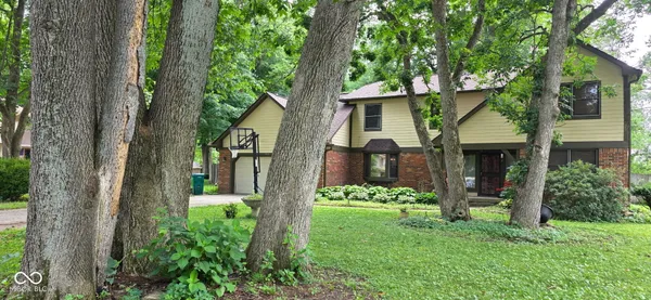 $489,000 | 1914 South Hunters Ridge Lane, Greenwood, IN 46143