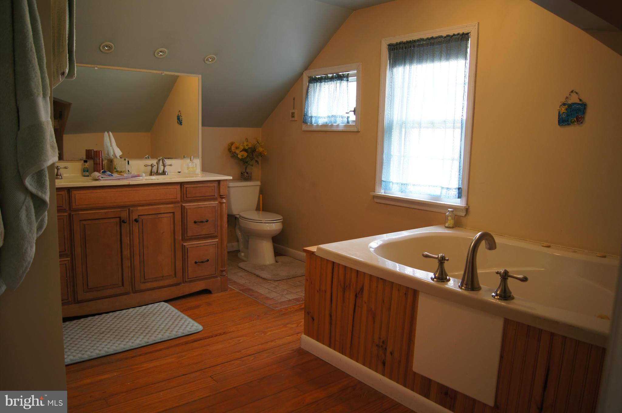 6607 Parkway Road Baltimore, MD 21239 - Photo 17 of 30 Master bath with double sinks, soaking tub, shower