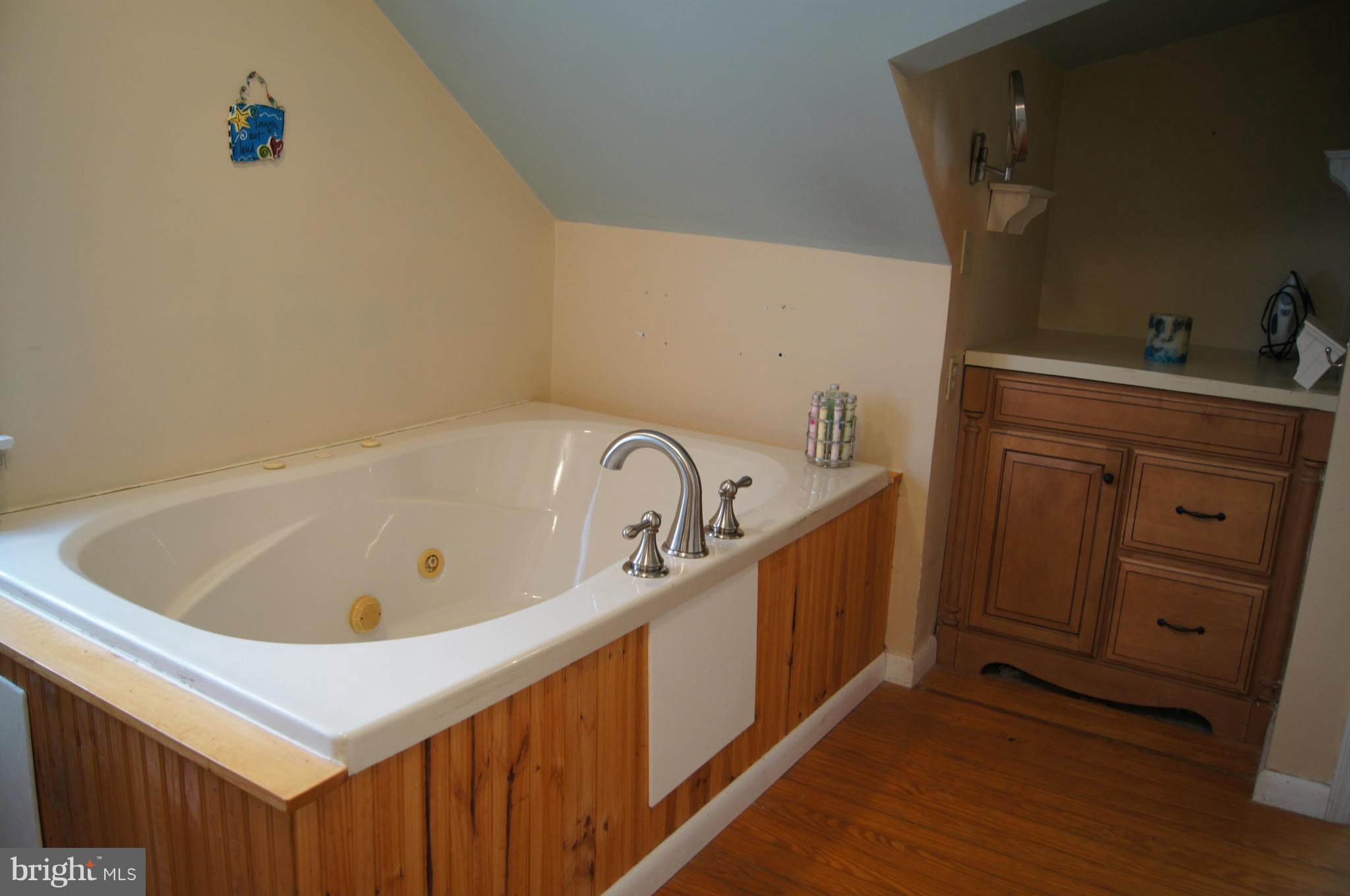 6607 Parkway Road Baltimore, MD 21239 - Photo 18 of 30 Huge tub