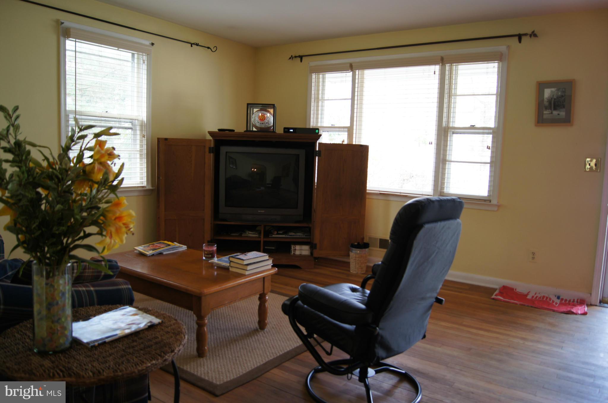 6607 Parkway Road Baltimore, MD 21239 - Photo 3 of 30 Living Room with good light