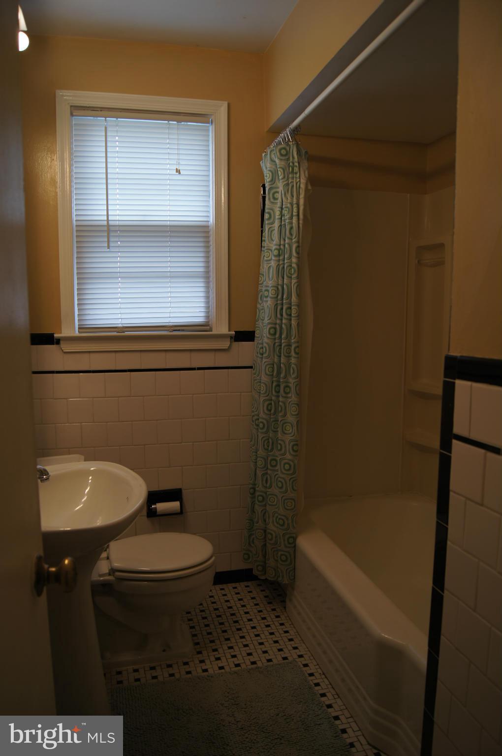6607 Parkway Road Baltimore, MD 21239 - Photo 23 of 30 Hall bath. There is also a lower level full bath.