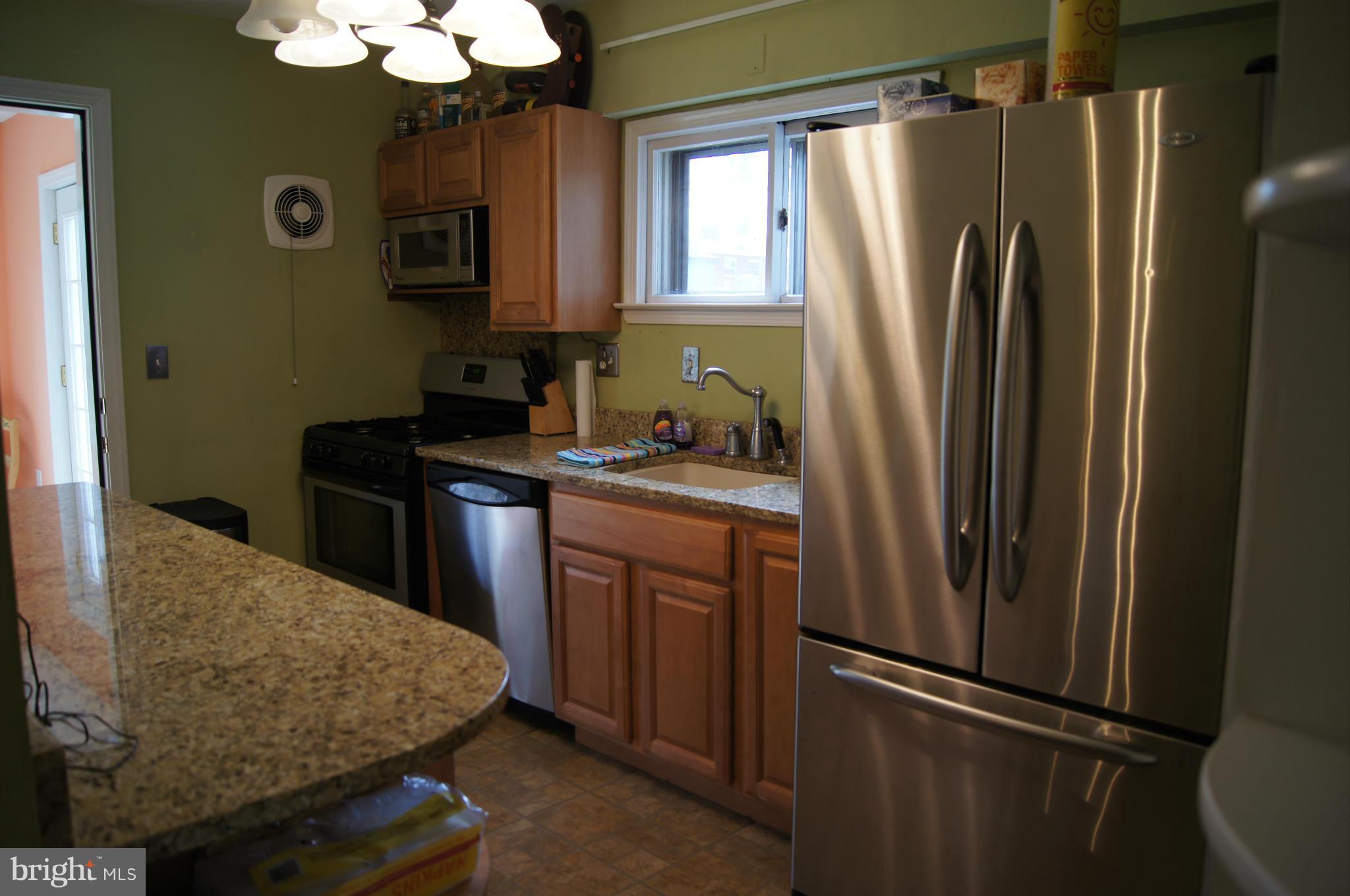 6607 Parkway Road Baltimore, MD 21239 - Photo 4 of 30 Granite counters, stainless appliances