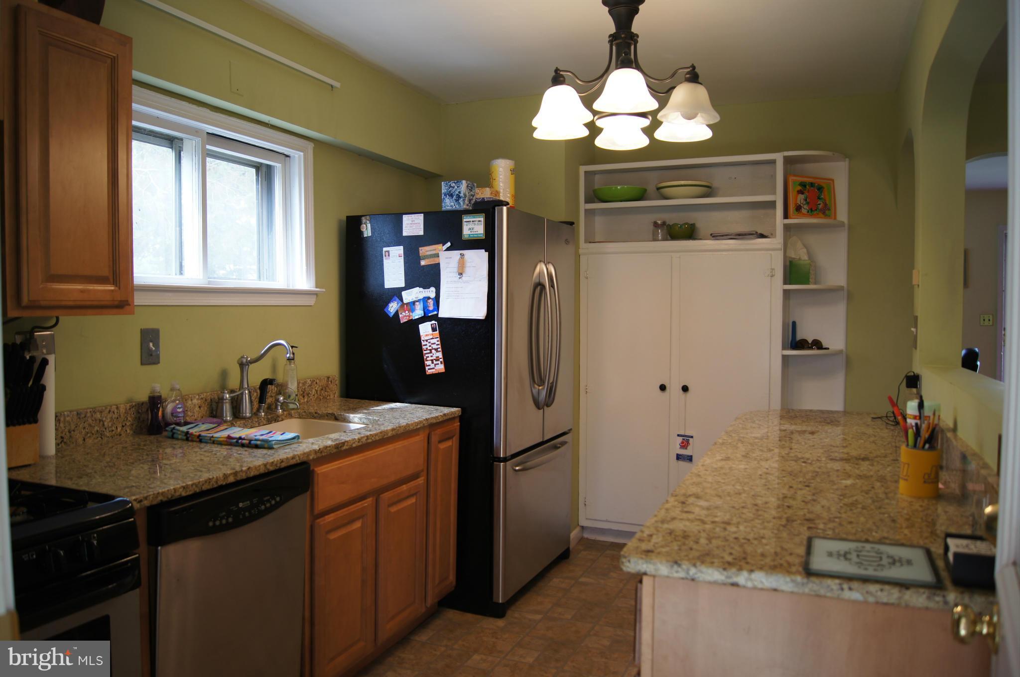 6607 Parkway Road Baltimore, MD 21239 - Photo 5 of 30 Breakfast bar, pantry, open spaces