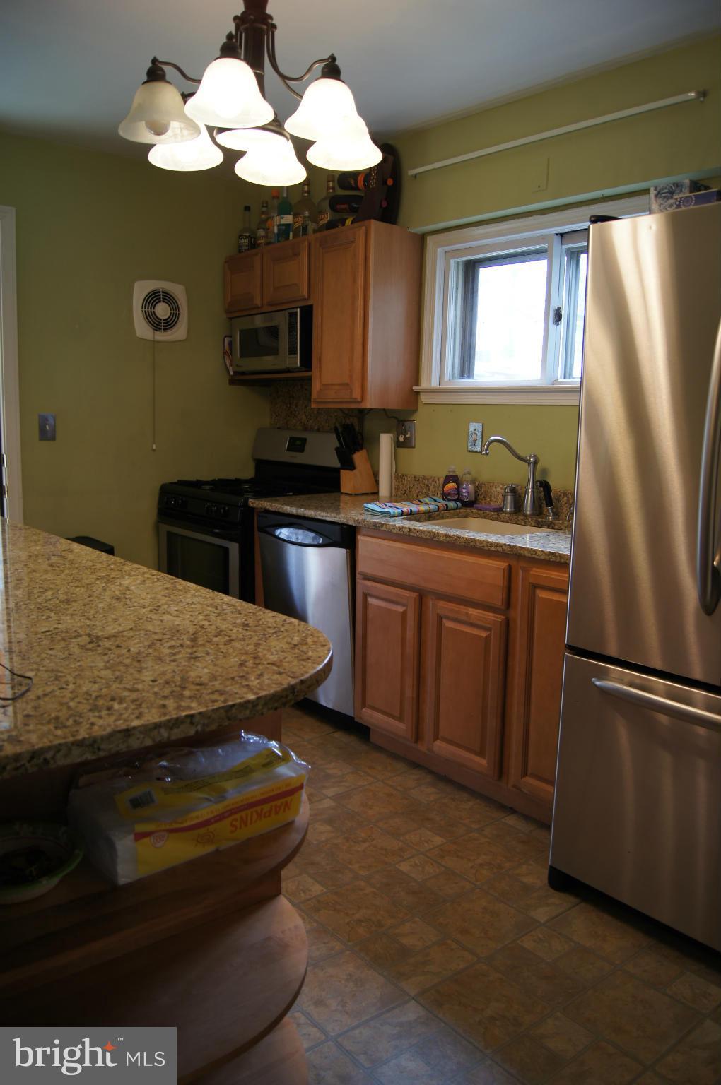 6607 Parkway Road Baltimore, MD 21239 - Photo 8 of 30 Fun kitchen for entertaining