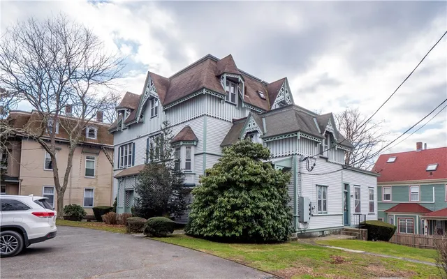 $2,600 | 569 Spring Street, Unit 1N, Newport, RI 02840