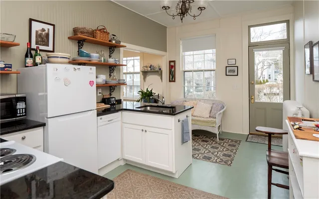 $2,600 | 569 Spring Street, Unit 1N, Newport, RI 02840