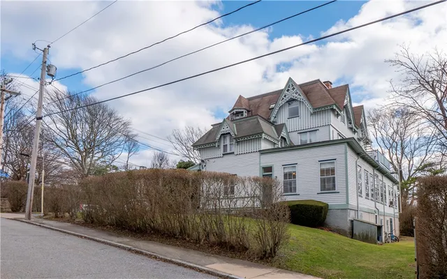 $2,600 | 569 Spring Street, Unit 1N, Newport, RI 02840