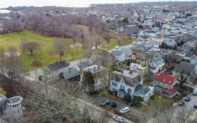 $2,600 | 569 Spring Street, Unit 1N, Newport, RI 02840