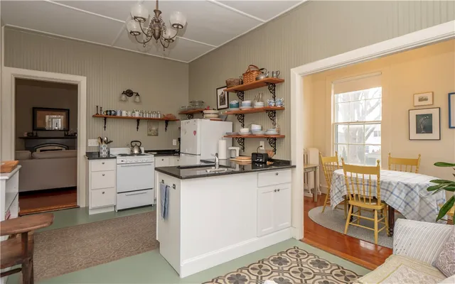 $2,600 | 569 Spring Street, Unit 1N, Newport, RI 02840