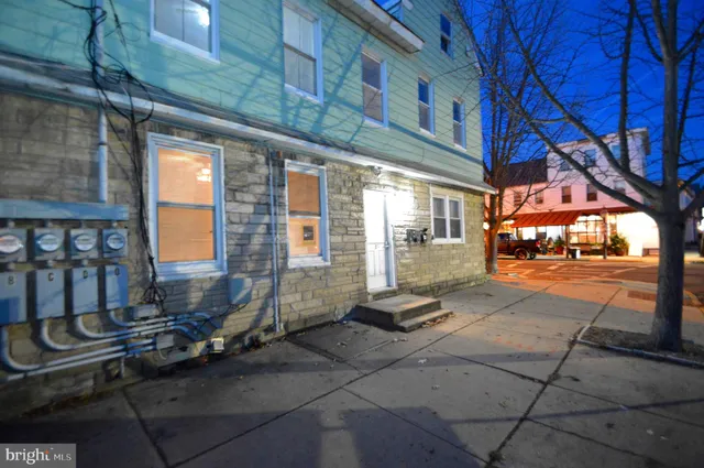 $1,400 | 374 Farnsworth Avenue, Bordentown, NJ 08505