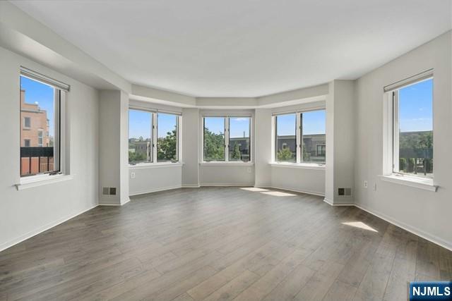 405 Williams Court, Unit 405 Edgewater, NJ 07020 - Photo 2 of 27