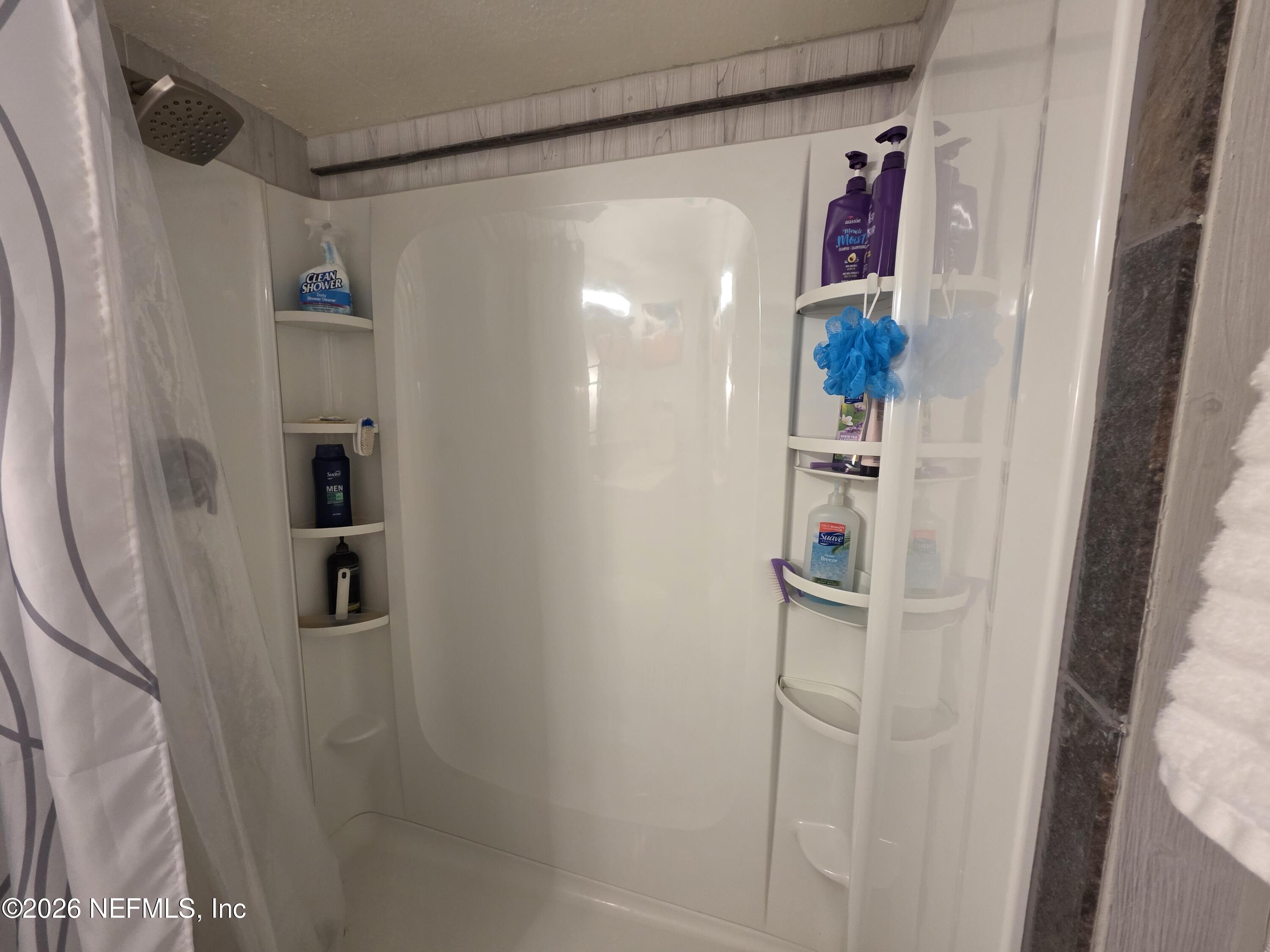 508 Edgewood Avenue Crescent City, FL 32112 - Photo 15 of 71 a bathroom with a shower and a bath tub