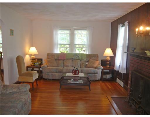 324 Aqueduct Road Cranston, RI 02910 - Photo 6 of 12 Living Room.