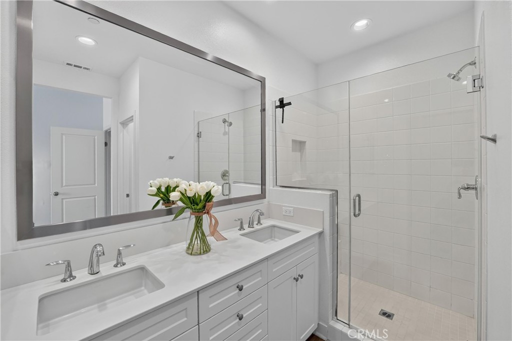 162 Reed Lane La Habra, CA 90631 - Photo 14 of 23 Master Bathroom (Upstairs)