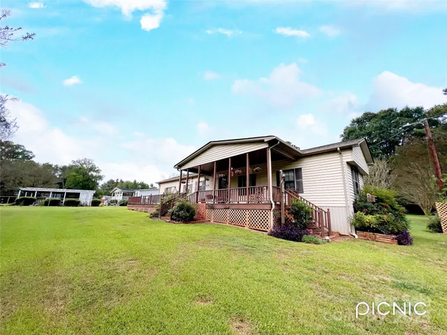 a view of a house with backyard and garden