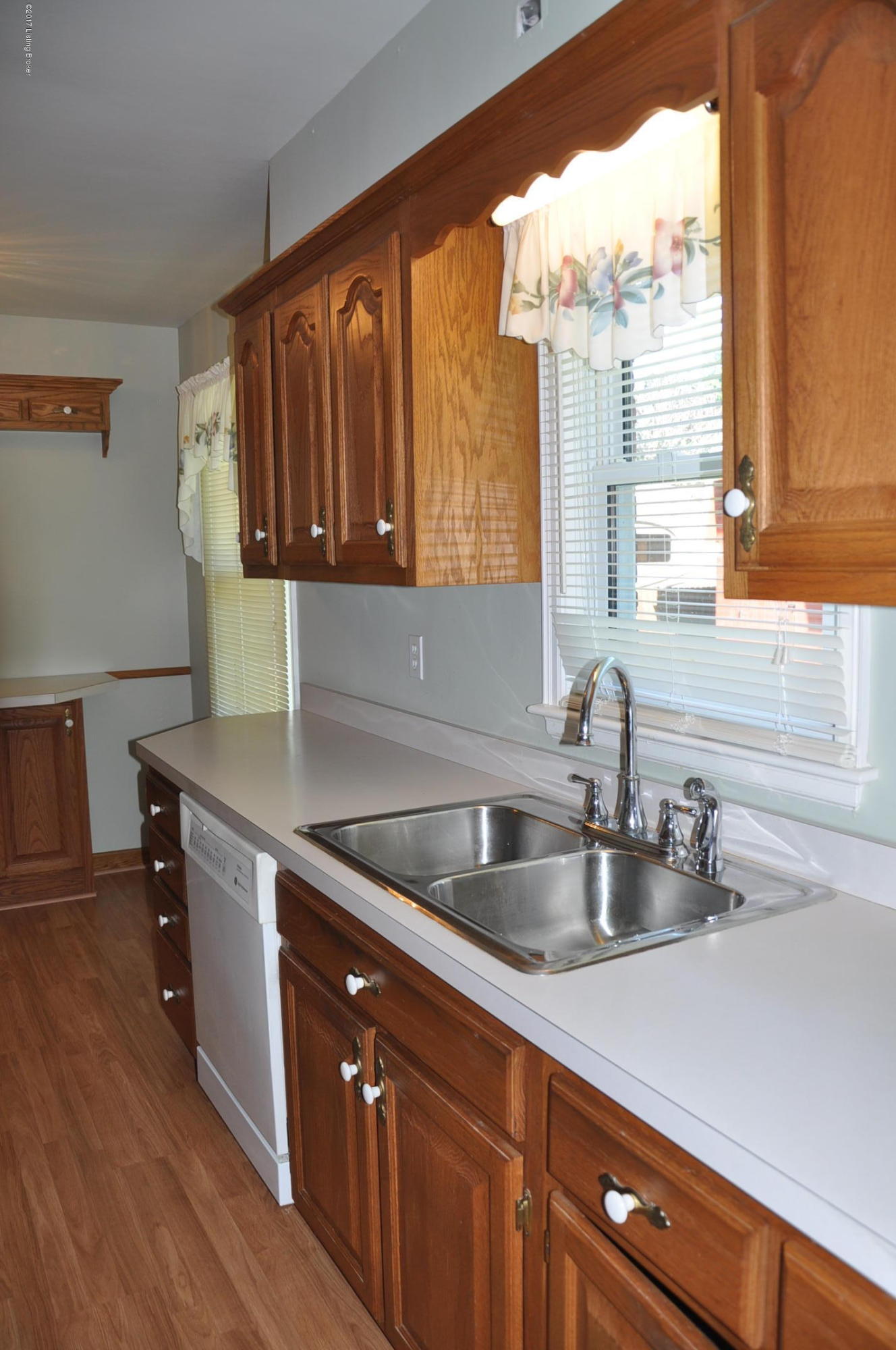 4002 Valley Station Road Louisville, KY 40272 - Photo 15 of 44 DSC_0370