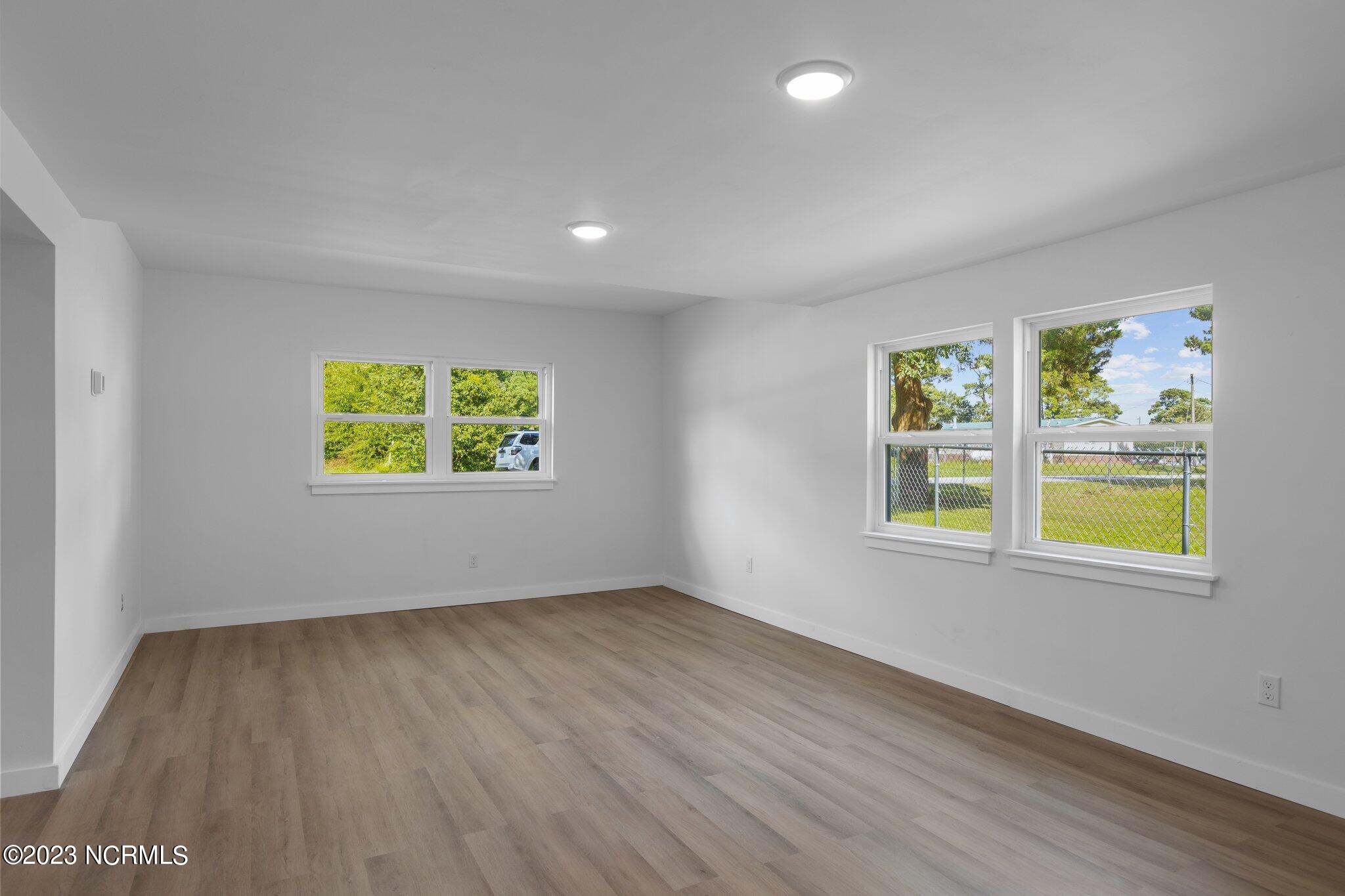 144 Shore Road Newport, NC 28570 - Photo 11 of 26 Living Room