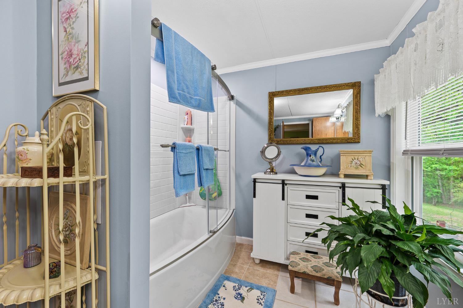 142 Micklem Lane Shipman, VA 22971 - Photo 27 of 38 a bathroom with a bathtub sink and mirror