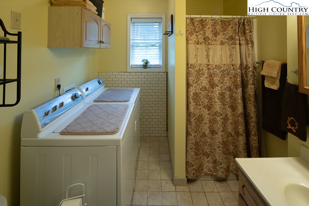10 Overlook Road Newland, NC 28657 - Photo 29 of 50 a utility room with dryer and washer