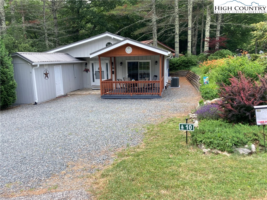 10 Overlook Road Newland, NC 28657 - Photo 4 of 50 a view of a house with a yard and roof