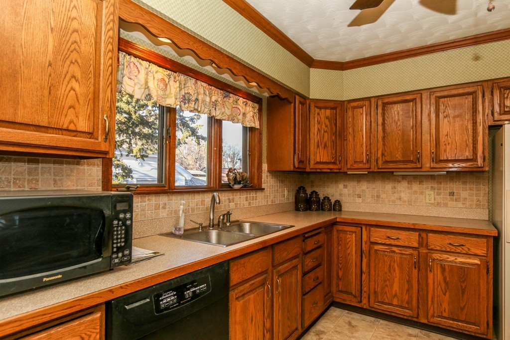 27 Rochelle Street West Springfield, MA 01089 - Photo 8 of 28 Gallery Image 8