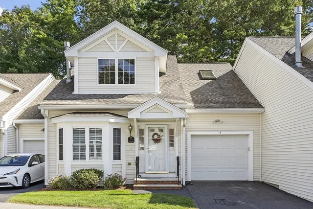 a view of a house with yard and plants