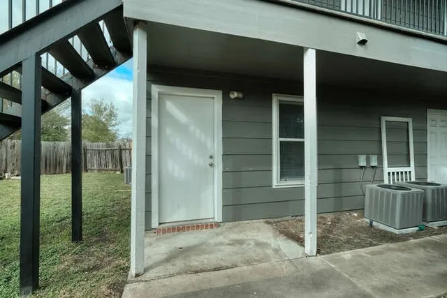 $950 | 107 Castleberry Court, Unit D, Bertram, TX 78605