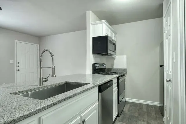 $950 | 107 Castleberry Court, Unit D, Bertram, TX 78605