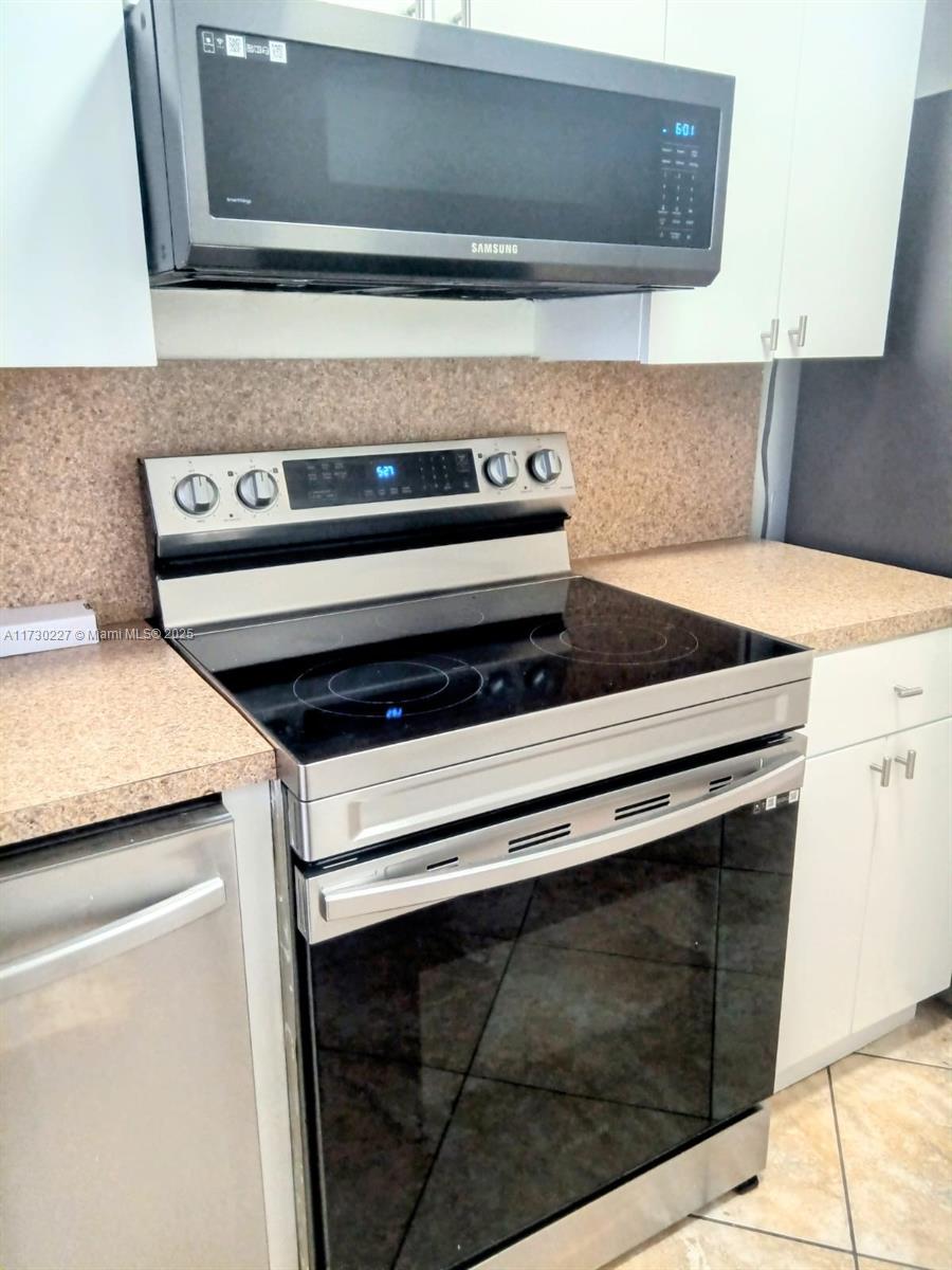 7348 Southwest 82nd Street, Unit C217 Miami, FL 33143 - Photo 3 of 19 a stove top oven sitting inside of a kitchen
