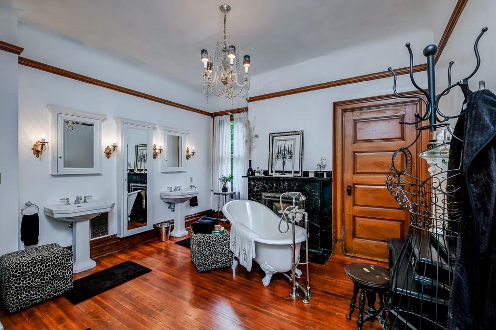1540 Evergreen Road Pittsburgh, PA 15209 - Photo 15 of 25 Master bath