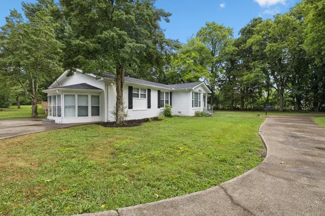 a view of a house with backyard and garden