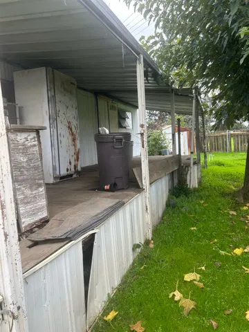 a view of a backyard