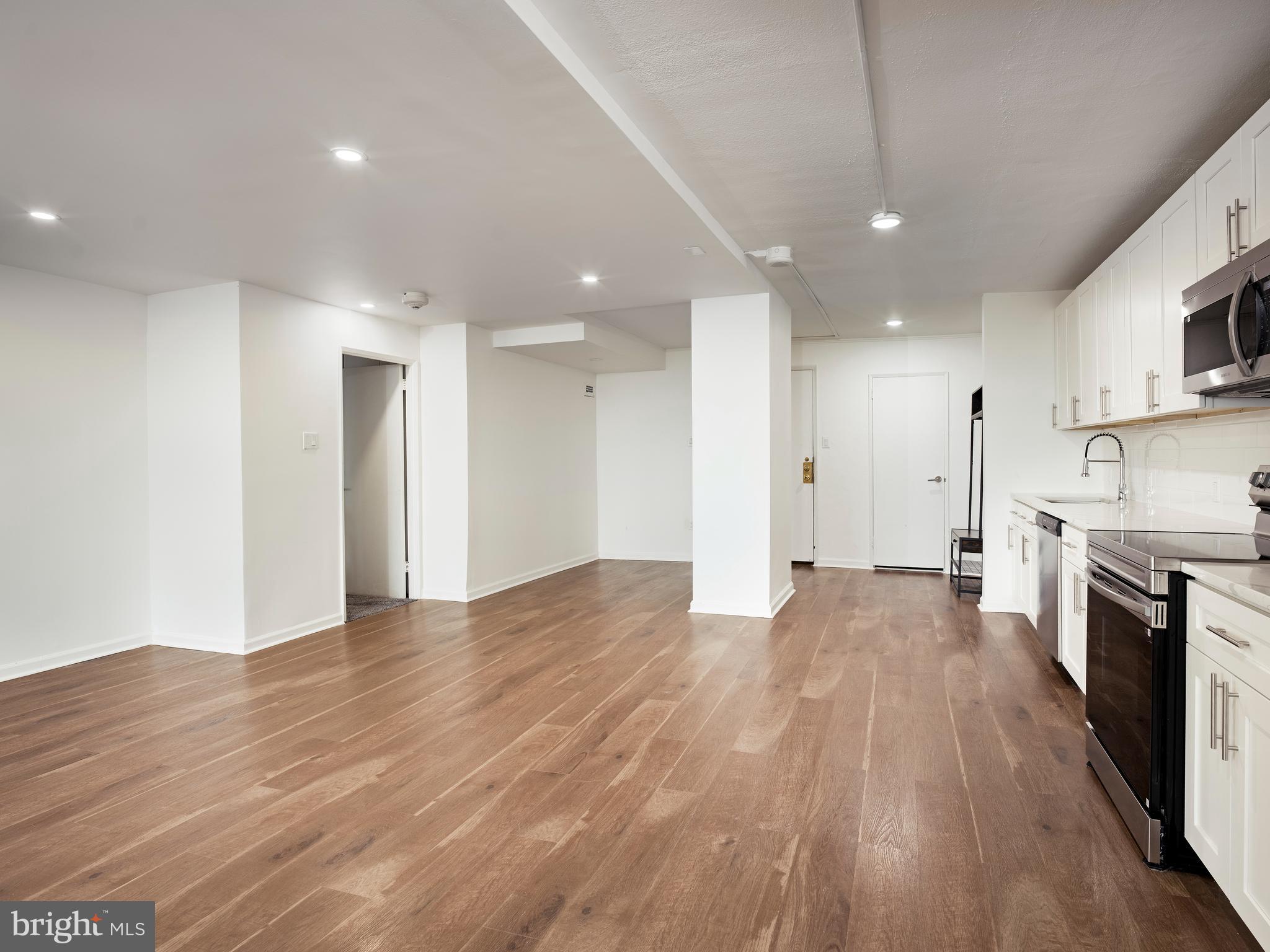 3900 West Ford Road, Unit 20E Philadelphia, PA 19131 - Photo 4 of 27 Kitchen/Living Room