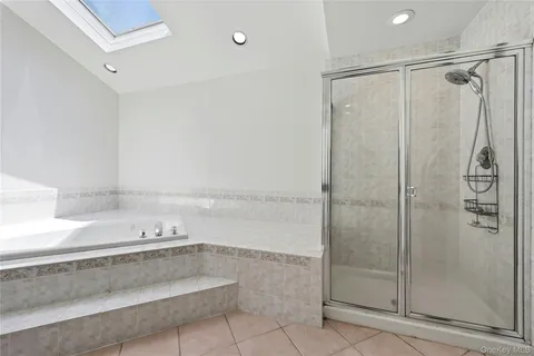 $1,750,000 | 4 Laurelwood Court, Dix Hills, NY 11746