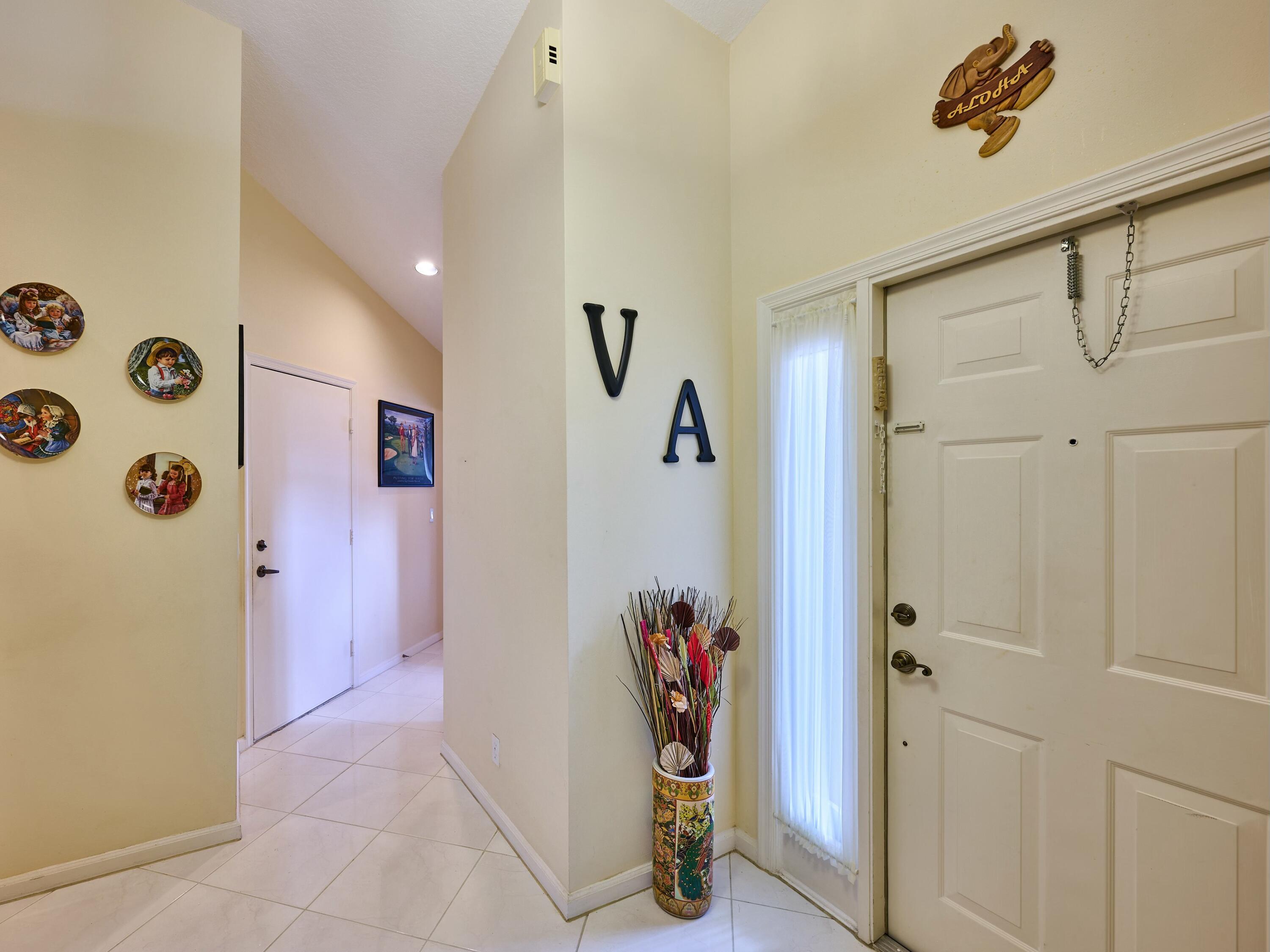 8421 Vía Serena Boca Raton, FL 33433 - Photo 14 of 46 Entry Foyer