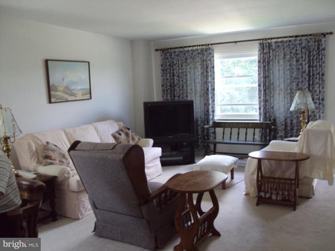 939 Elm Road Halethorpe, MD 21227 - Photo 4 of 9 Living Room