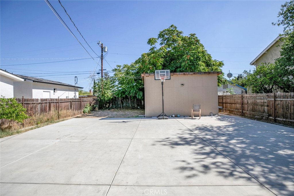 11836 Rialto Street Sun Valley, CA 91352 - Photo 22 of 23 a backyard of a house with plants and trees
