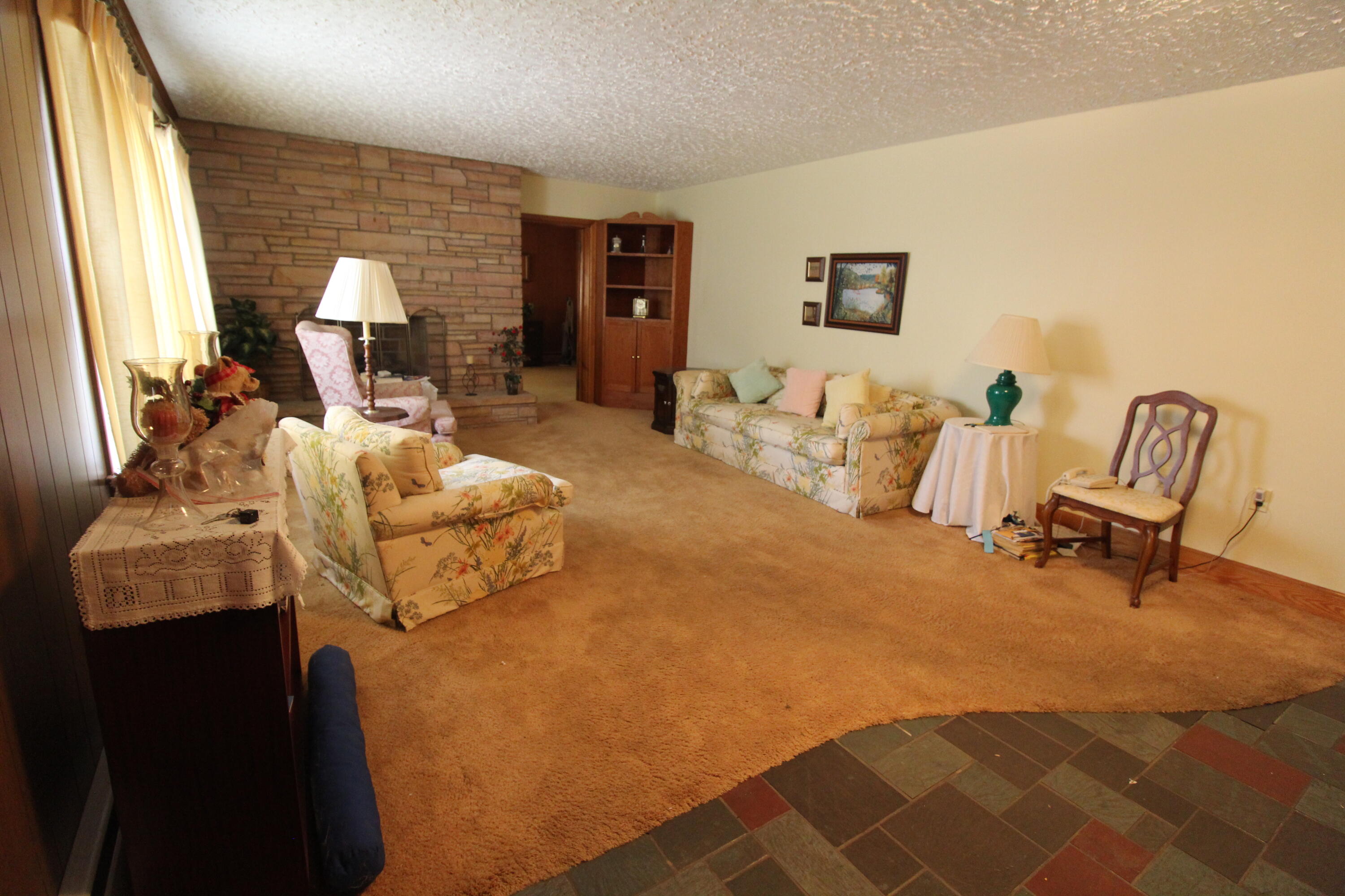 118 Central Avenue Hinton, WV 25951 - Photo 5 of 34 Living Room
