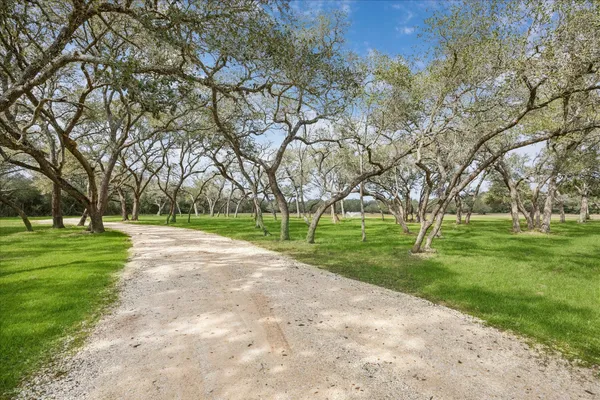 $1,890,000 | 1109 County Road 157, Columbus, TX 78934